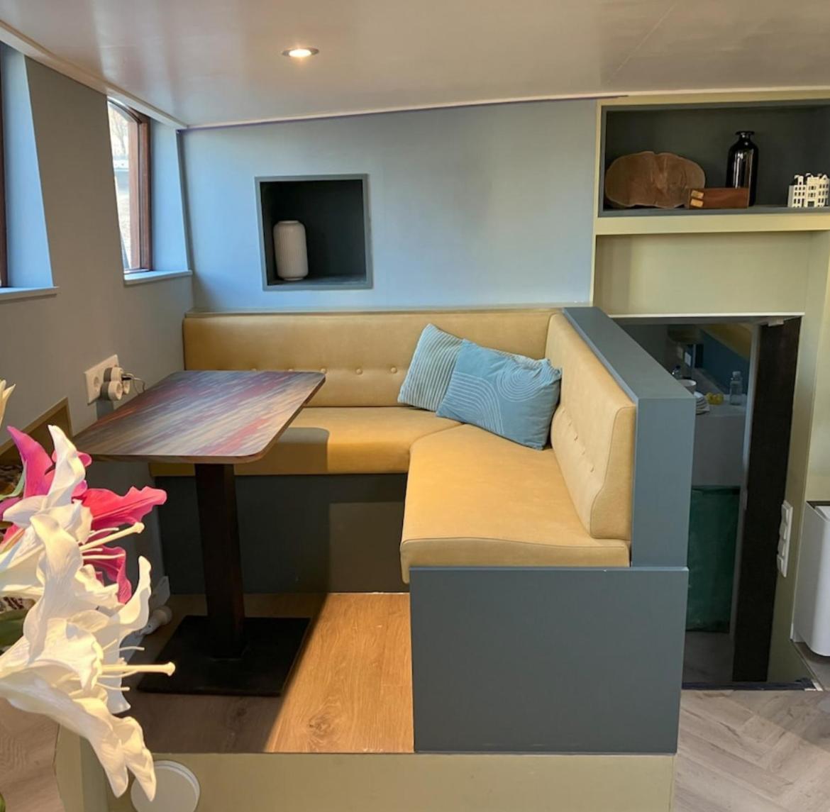 Houseboat Reussi Bed and breakfast