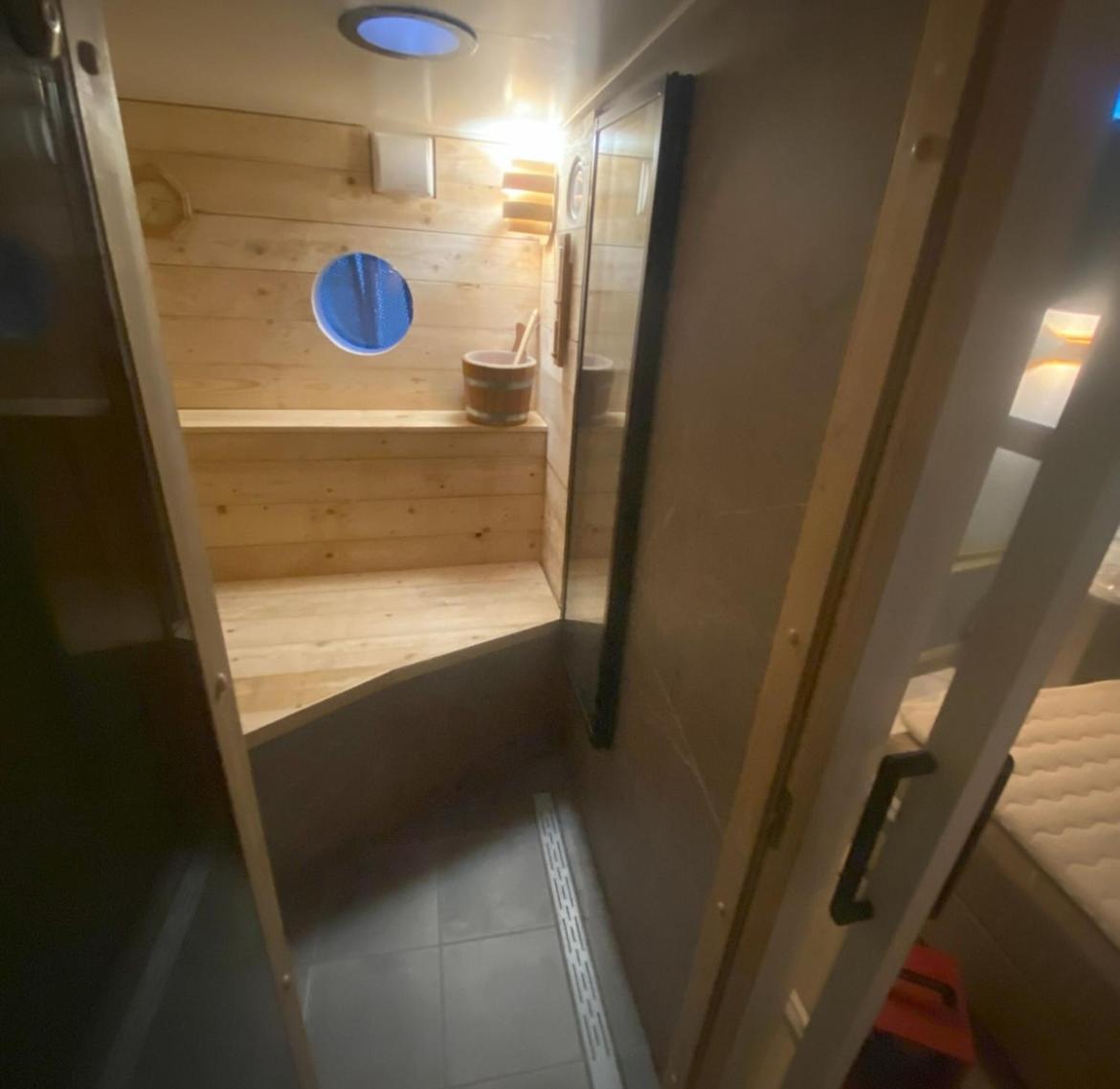 Bed and breakfast Houseboat Reussi *