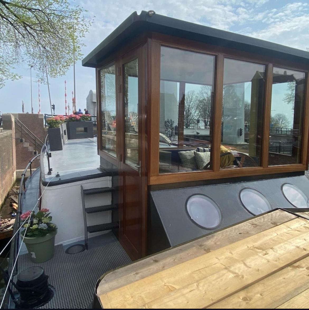 Bed and breakfast Houseboat Reussi
