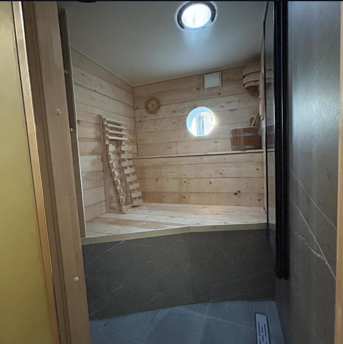 Bed and breakfast Houseboat Reussi